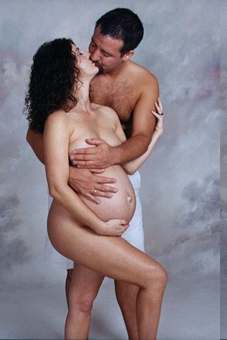 330px-Picture_couple_pregnant_woman.jpg